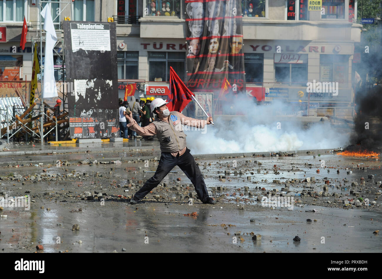 Giugno 11, 2013 - Istanbul, Turchia : Turco le forze di polizia storm con sorpresa piazza Taksim, l epicentro della massa anti-governo protesta per le ultime due settimane. Dopo aver assunto il controllo della piazza, polizia utilizzare altoparlanti per raccontare i manifestanti che essi potrebbero rimanere soltanto nella vicina Gezi park, dove centinaia di manifestanti sono ancora radicata. Des affrontements eclatent lorsque la police turque reprend le controle de la place Taksim, au coeur d'Istanbul, tandis que les manifestants anti-Erdogan occupent toujours le parc Gezi. *** La Francia / NESSUNA VENDITA A MEDIA FRANCESI *** Foto Stock