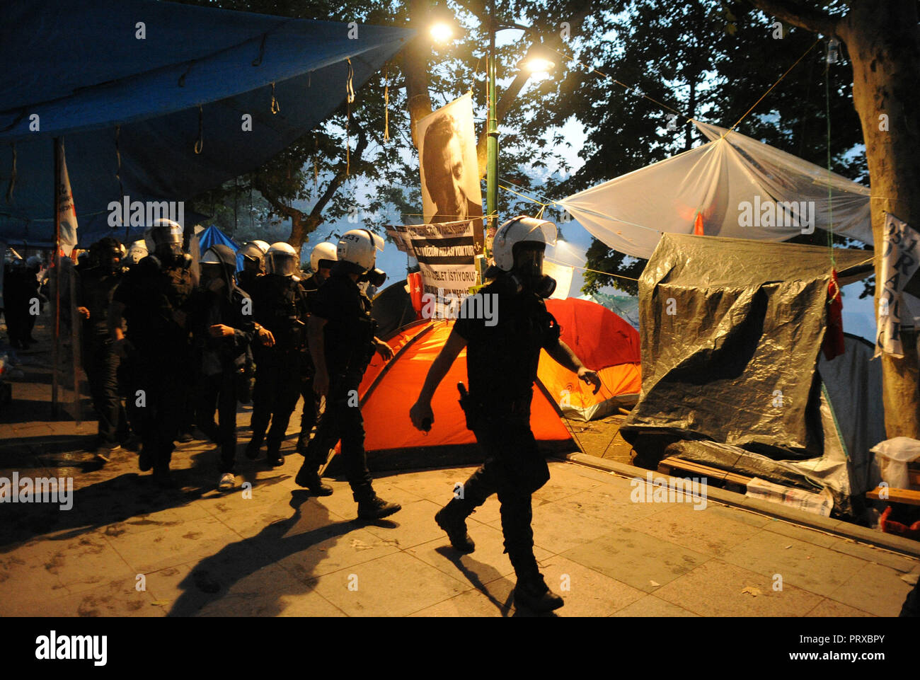 Giugno 15, 2013 - Istanbul, Turchia: polizia turca tempesta di Istanbul Gezi Park di sfrattare centinaia di governo anti-manifestanti. Les policiers turcs investissent le parc Gezi, evacuant les manifestants si oppone a la politique du Premier Ministre Recep Tayyip Erdogan. *** La Francia / NESSUNA VENDITA A MEDIA FRANCESI *** Foto Stock