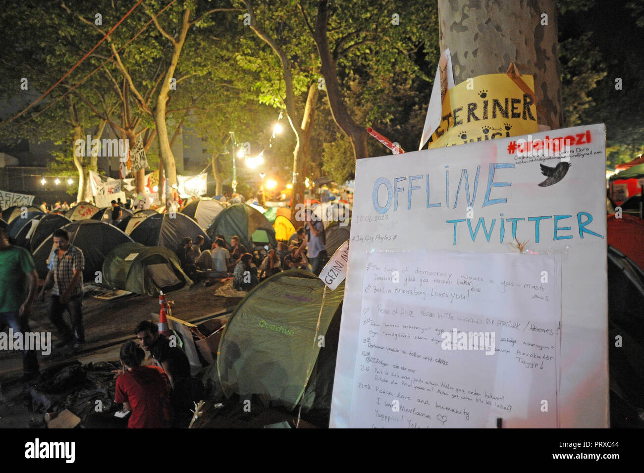 Giugno 12, 2013 - Istanbul, Turchia: una scheda pubblicazione di notizie di Twitter in Gezi Park un giorno dopo che la polizia riprendeva la adiacente Piazza Taksim. I manifestanti che indossa caschi e maschere antigas portato in tende e sacchi a pelo per mostrare la loro volontà di mantenere la loro occupazione di Gezi Park nonostante la presenza nelle vicinanze di Turco poliziotti antisommossa. Un tableau affichant des informations postŽes sur Twitter, dans le parc Gezi, quartier generale des manifestants si oppone a la politique du Premier Ministre turc Recep Tayyip Erdogan. *** La Francia / NESSUNA VENDITA A MEDIA FRANCESI *** Foto Stock