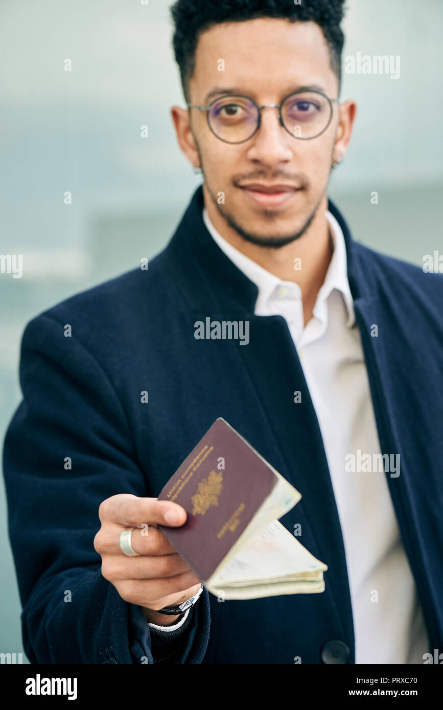 Imprenditore passaporto di contenimento Foto Stock