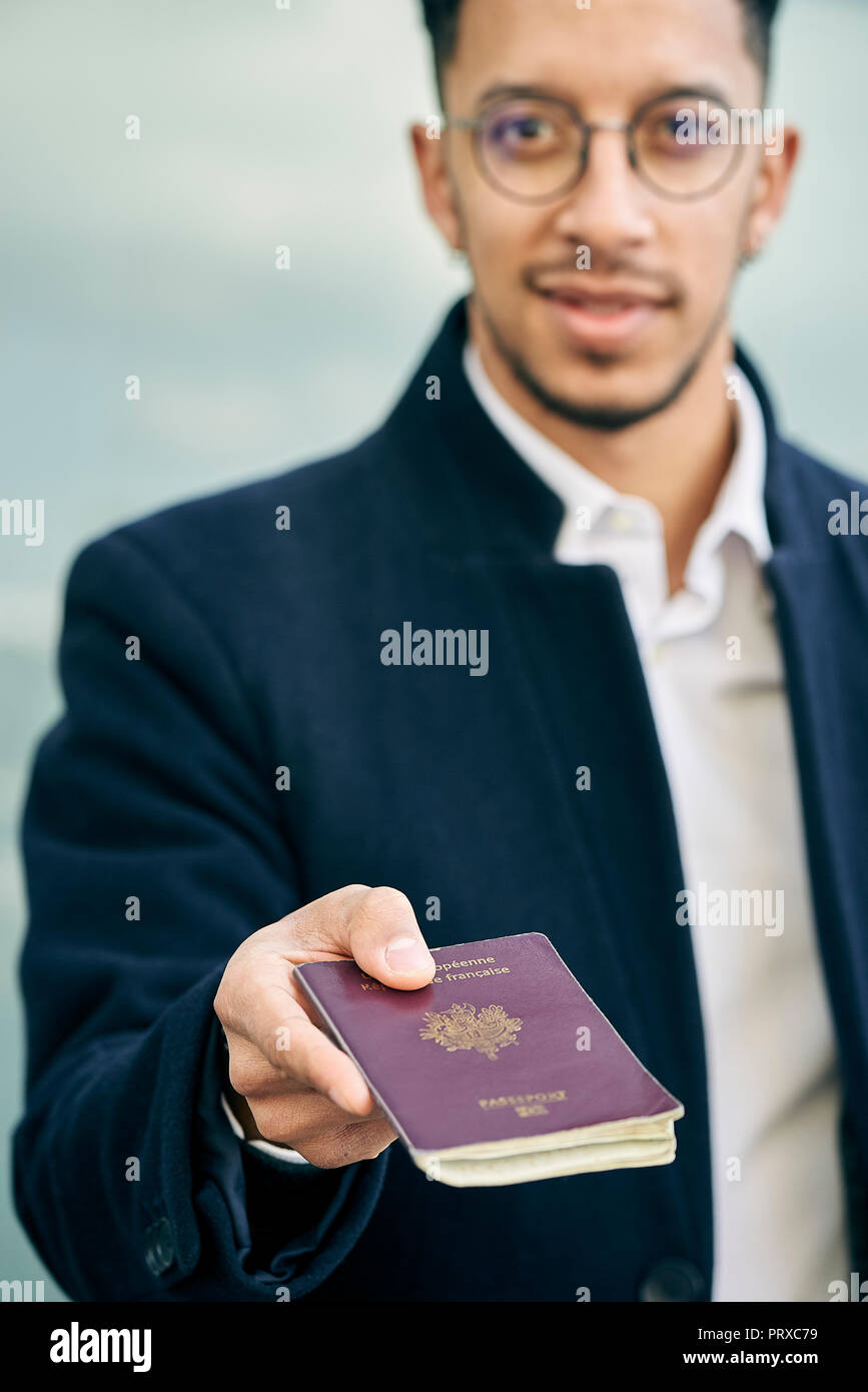 Imprenditore passaporto di contenimento Foto Stock