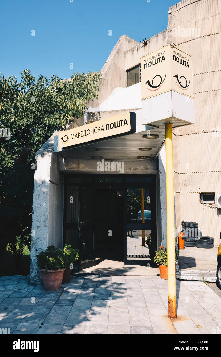 Ingresso alla Posta Centrale (costruito 1982, architetto Janko Konstantinov), Skopje, Repubblica di Macedonia, Settembre 2018 Foto Stock