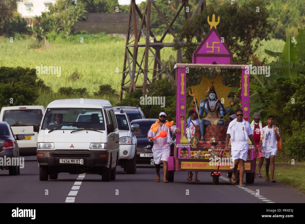 Port Louis, Mauritius - Febbraio 11, 2018 - Uomini tirare un carrello con statua del signore Shiva durante le celebrazioni della festa indù Maha Shivaratri (grande Nig Foto Stock