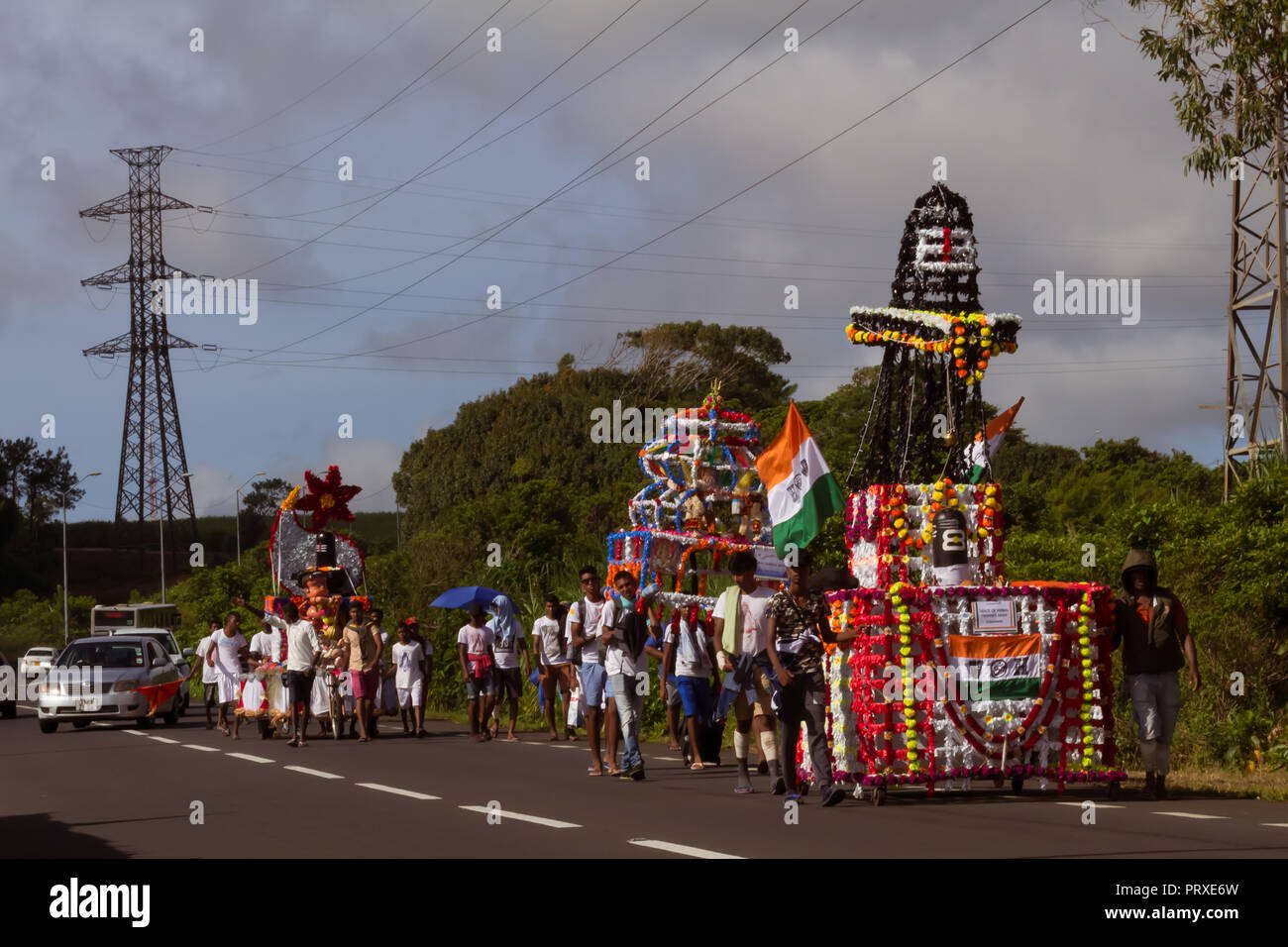 Port Louis, Mauritius - Febbraio 11, 2018 - Uomini tirare un carrello con statua del signore Shiva dring celebrazioni del festival indù Maha Shivaratri (grande vicina Foto Stock