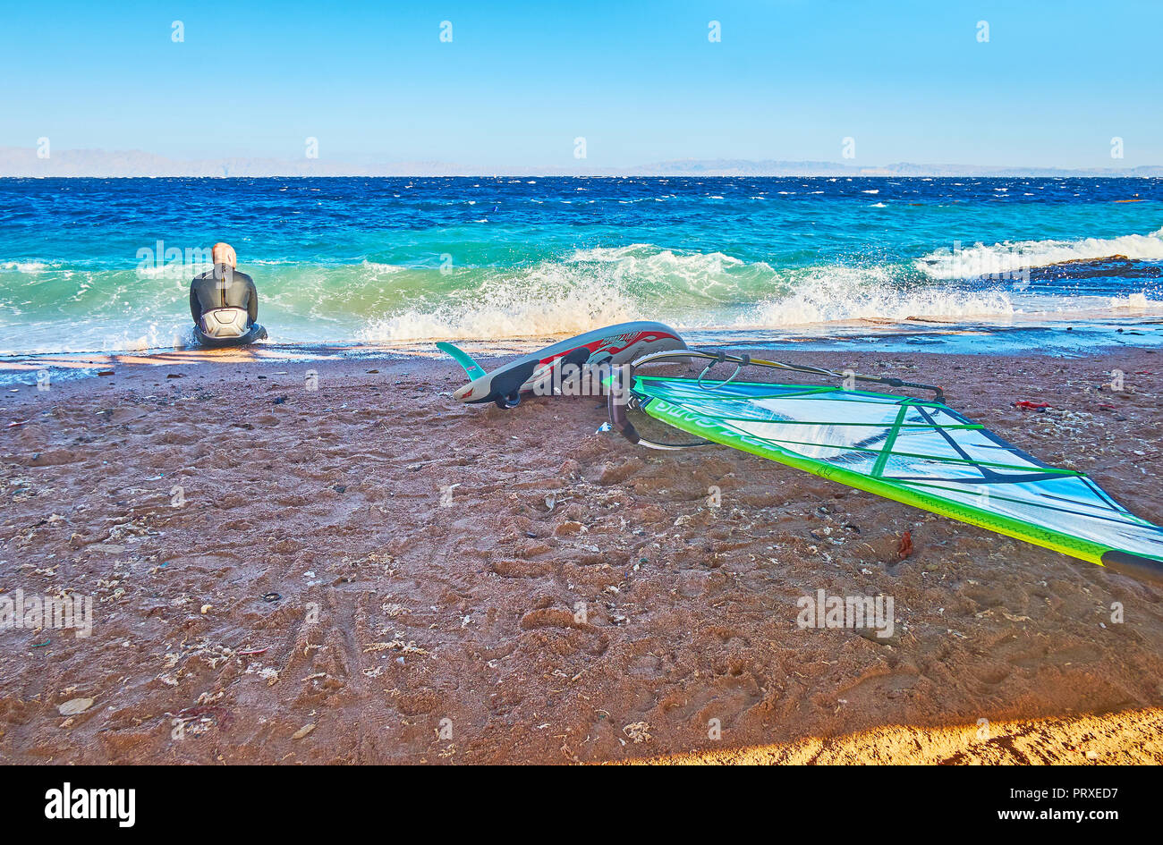DAHAB, Egitto - 25 dicembre 2017: Il windsurf rilassarvi sulla riva dopo una lunga formazione nel tempestoso Golfo di Aqaba, il 25 dicembre a Dahab. Foto Stock
