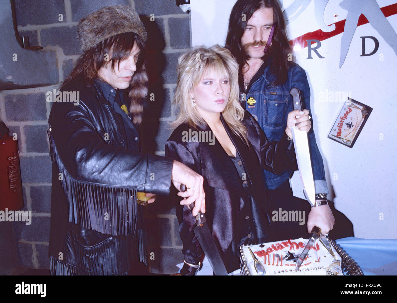 London.UK. Libreria: Modello/cantante Samantha Fox (nato nel 1966) alla fine degli anni ottanta a parte con Lemmy (nato Ian Kilmister) con baffi e Michael '' Wurzel Burston da Motorhead h.Credit: LMK / MediaPunch Foto Stock