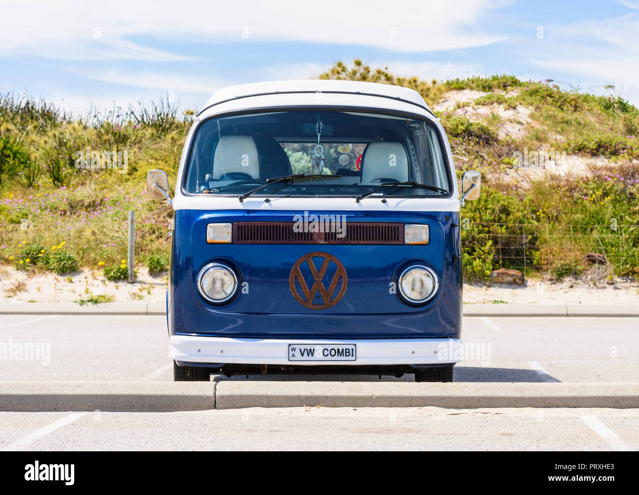 Volkswagen Tipo 2 Kombi Van in una spiaggia parcheggio auto, Australia occidentale Foto Stock