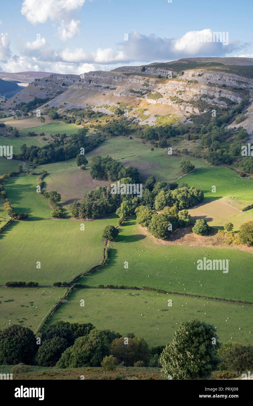 Le scogliere calcaree della scarpata Eglwyseg sopra la Vale of Llangollen, Wales, Regno Unito Foto Stock
