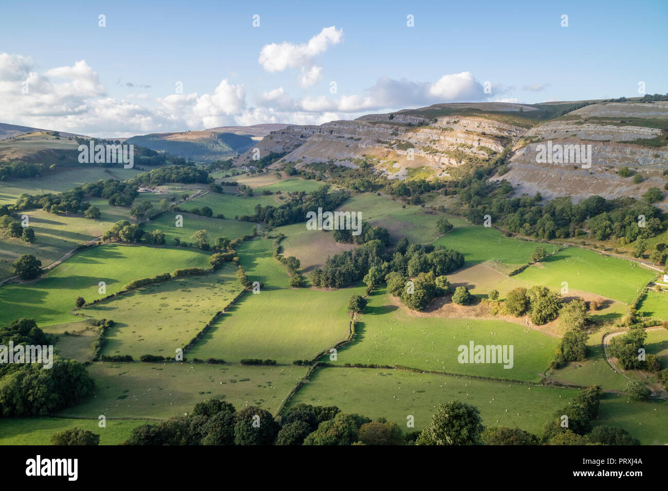 Le scogliere calcaree della scarpata Eglwyseg sopra la Vale of Llangollen, Wales, Regno Unito Foto Stock