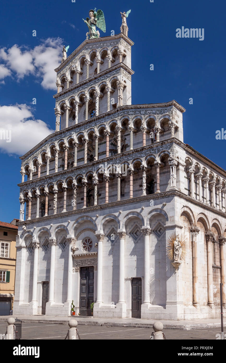 Facciata della chiesa di San Michele in Lucca, Toscana, Italia Foto Stock