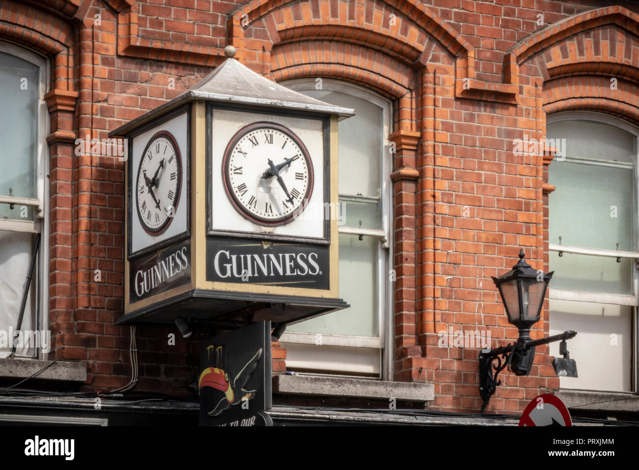 Guinness segno di clock esterno Pub di Dublino, Irlanda, Europa. Foto Stock