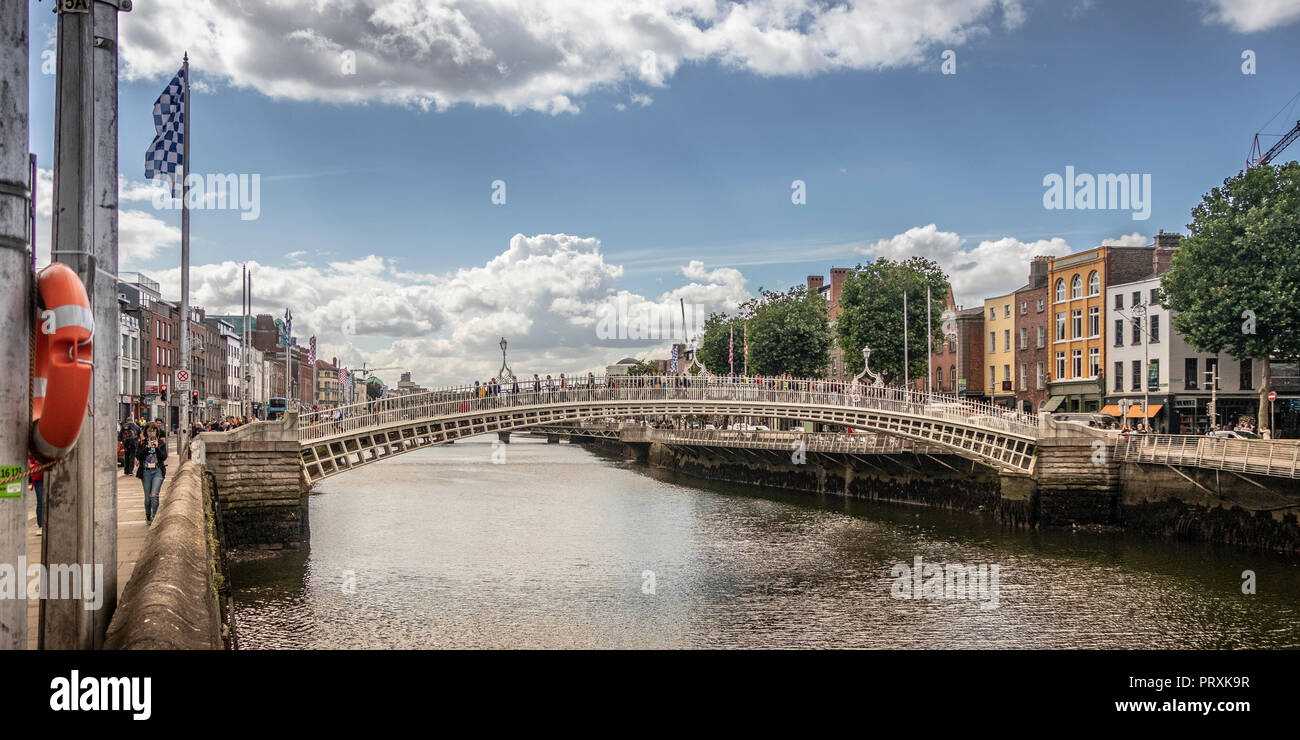 Ha'penny Bridge, Bachelors Walk, città del nord, Dublino, Irlanda Foto Stock