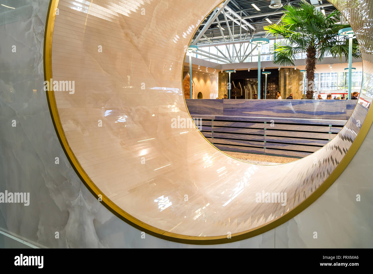 BOLOGNA (Italia), 28 settembre 2018: persone che visitano CERSAIE Salone internazionale delle piastrelle di ceramica e arredo bagno Foto Stock