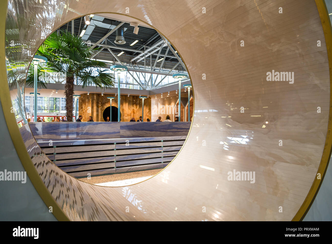 BOLOGNA (Italia), 28 settembre 2018: persone che visitano CERSAIE Salone internazionale delle piastrelle di ceramica e arredo bagno Foto Stock