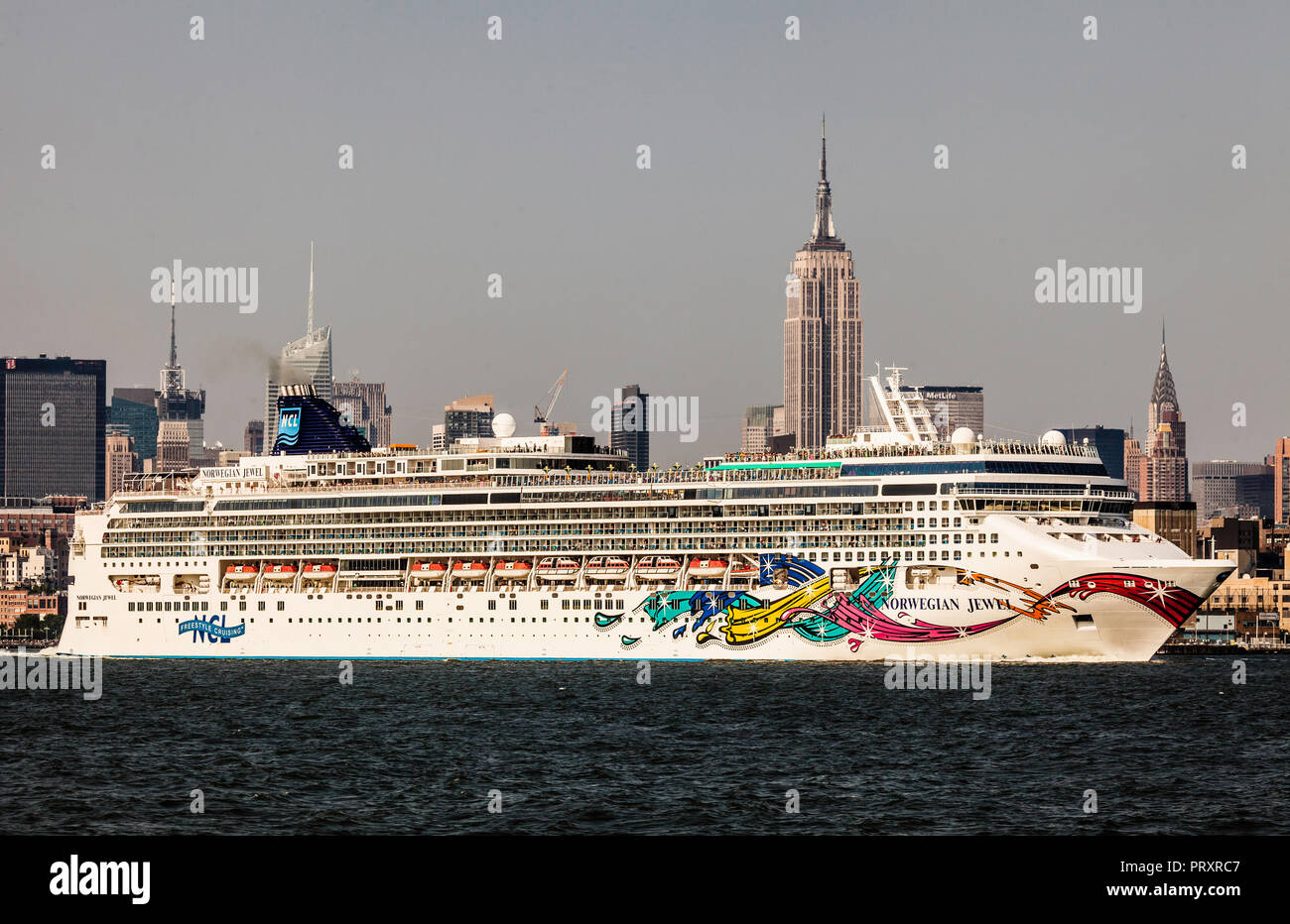 La nave di crociera norvegese Gioiello del porto di New York Manhattan   New York New York, Stati Uniti d'America Foto Stock