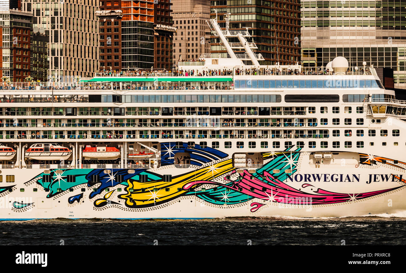 La nave di crociera norvegese Gioiello del porto di New York Manhattan   New York New York, Stati Uniti d'America Foto Stock
