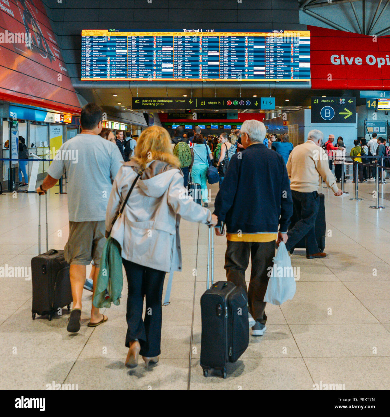 Aeroporto di Lisbona, Portogallo - Ott 3, 2018: i passeggeri all'aeroporto di Lisbona, noto anche come Lisbona aeroporto Portela, che è il principale gateway internazionale Foto Stock