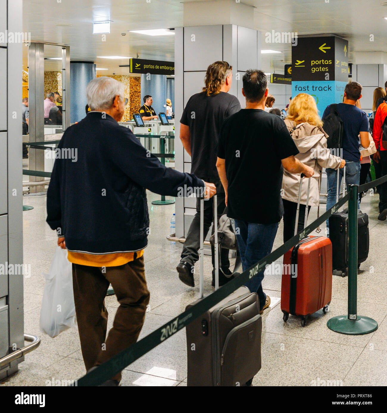 Aeroporto di Lisbona, Portogallo - Ott 3, 2018: i passeggeri all'aeroporto di Lisbona, noto anche come Lisbona aeroporto Portela, che è il principale gateway internazionale Foto Stock