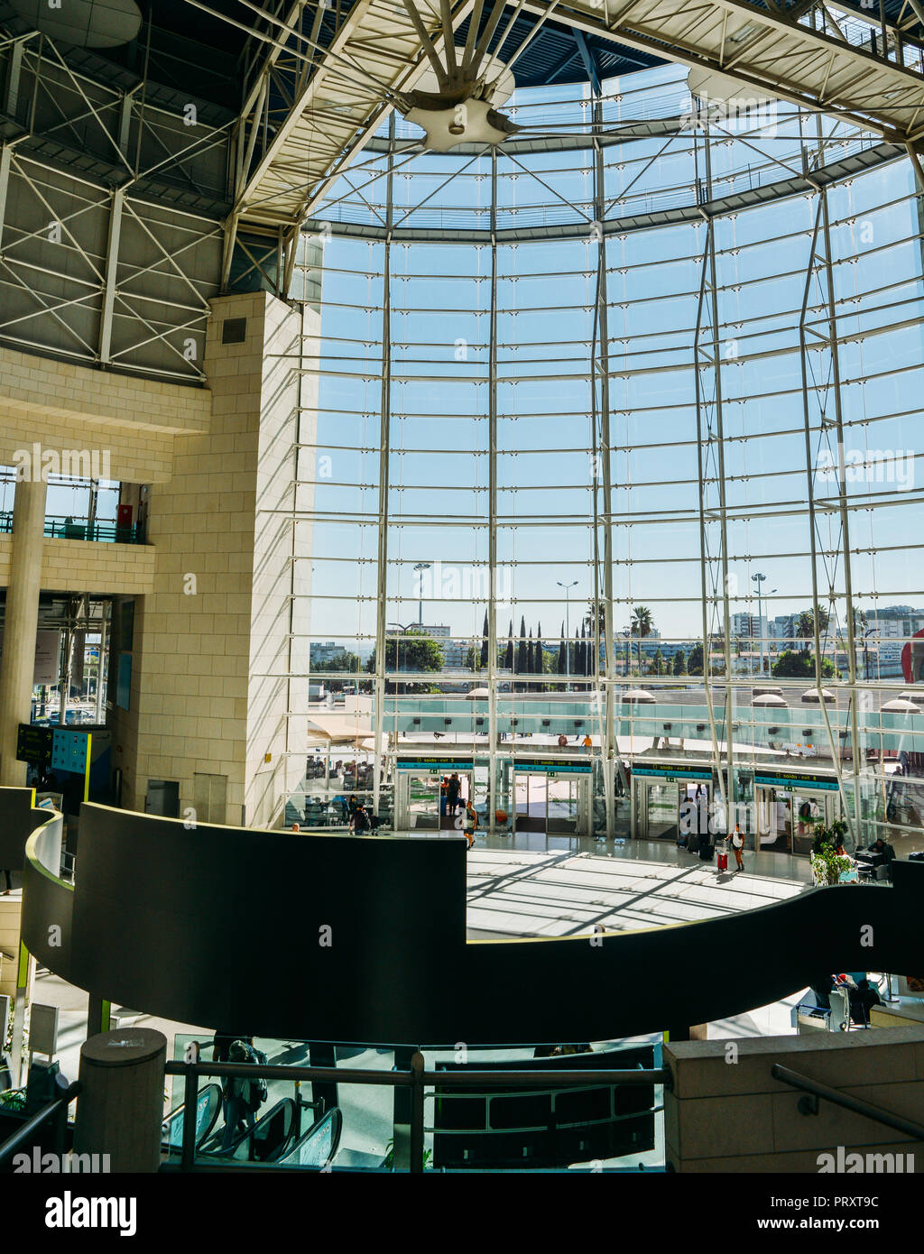Aeroporto di Lisbona, Portogallo - Ott 3, 2018:: Escalator all'ingresso principale di Lisbona Humberto Delgado Airport Foto Stock
