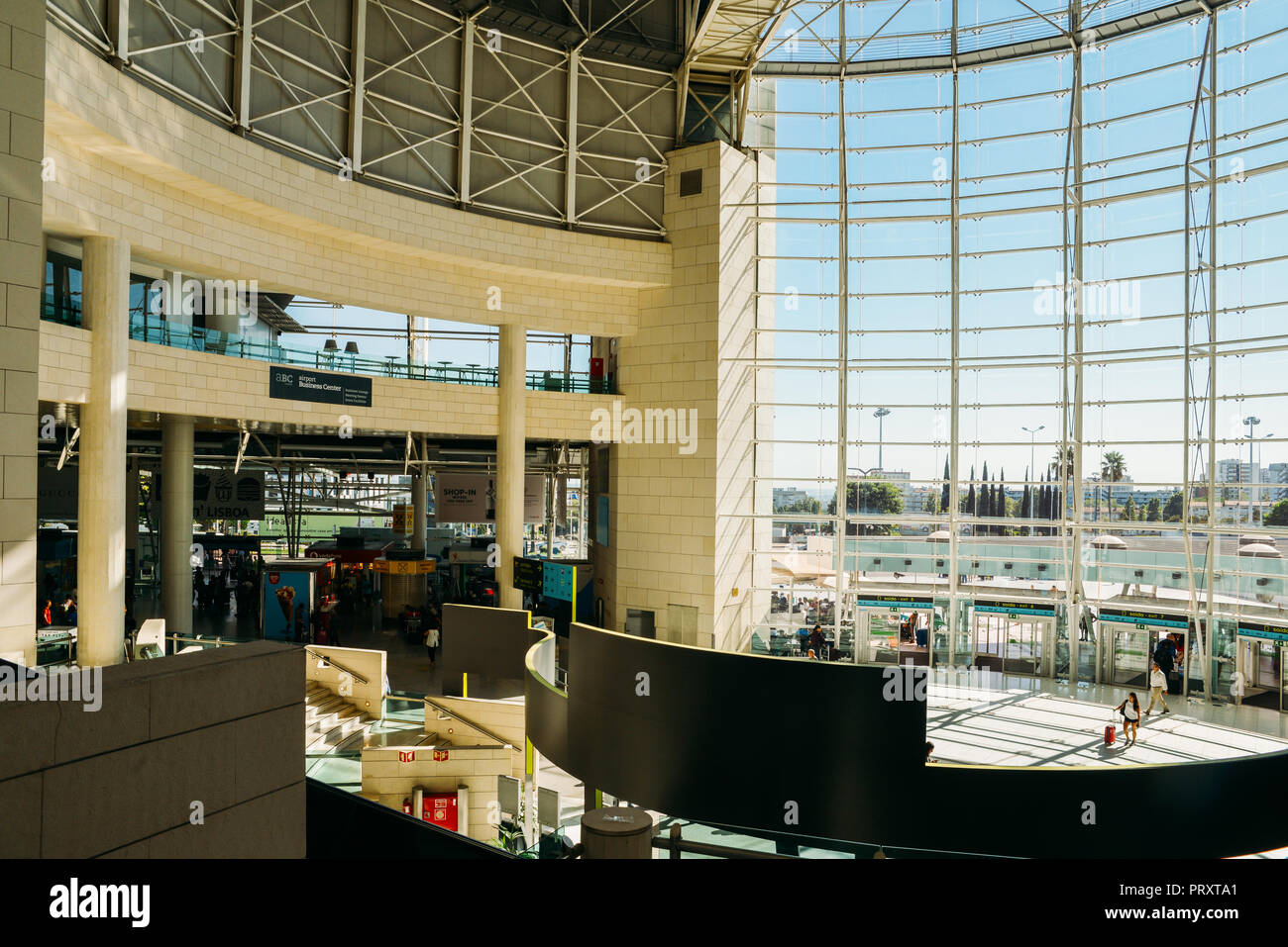 Aeroporto di Lisbona, Portogallo - Ott 3, 2018:: Escalator all'ingresso principale di Lisbona Humberto Delgado Airport Foto Stock