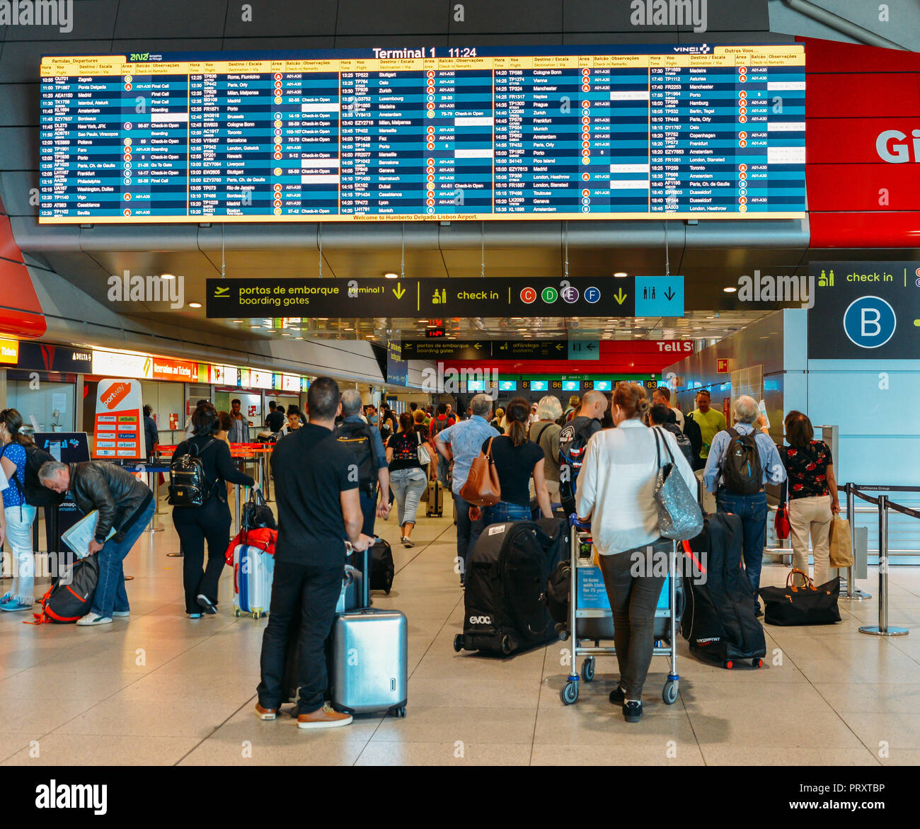 Aeroporto di Lisbona, Portogallo - Ott 3, 2018: i passeggeri all'aeroporto di Lisbona, noto anche come Lisbona aeroporto Portela, che è il principale gateway internazionale Foto Stock