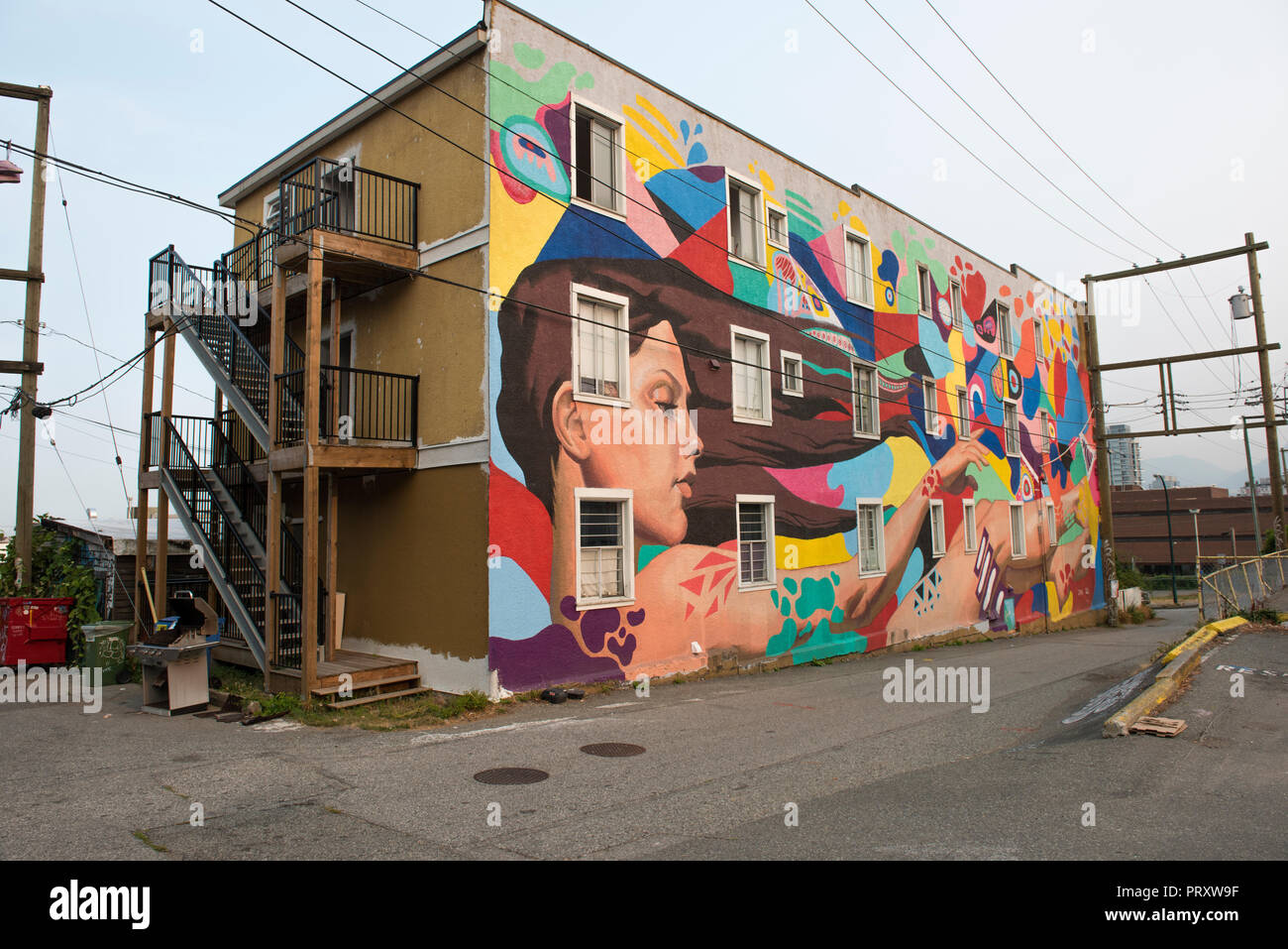 Una pittura astratta su tutto il fianco di un vecchio edificio, città di Vancouver, BC. Foto Stock