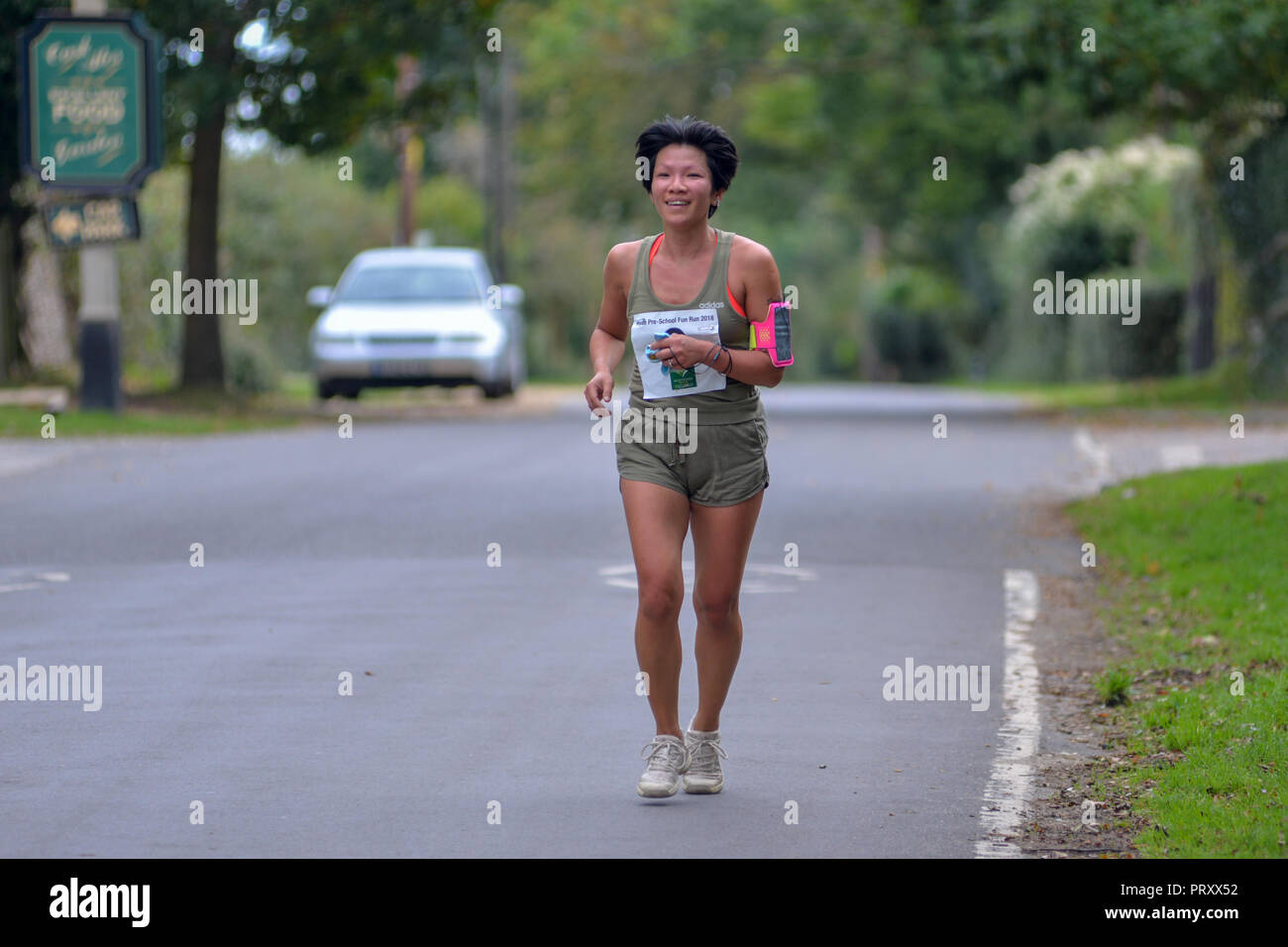 Guide di scorrimento in un dilettante su strada e cross country gara di corsa, New Forest, Hampshire, Regno Unito Foto Stock