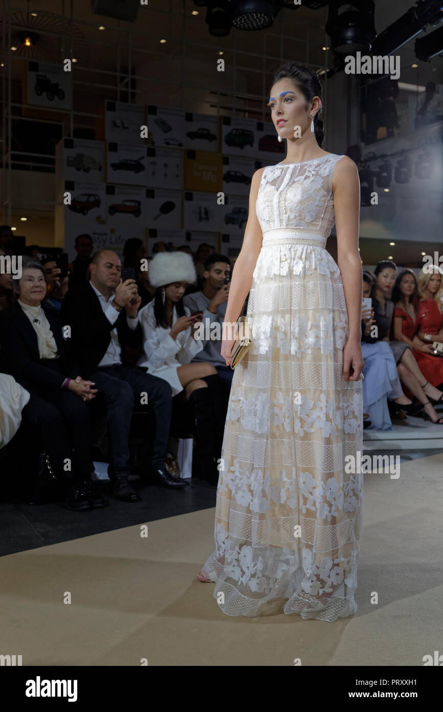 Parigi, Francia. 2 Ottobre, 2018. Modello Lison Di Martino cammina la pista durante la Christophe Guillarmé Fashion Show Primavera-Estate 2019 Raccolta PRESSO L' Foto Stock