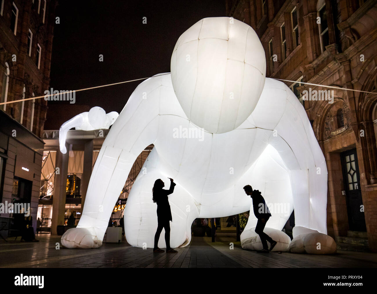 I membri del pubblico di interagire con un'opera d'arte durante la prima notte di luce notte di Leeds, uno dei più grande del Regno Unito di arti annuale e la luce del festival, in Leeds. Foto Stock