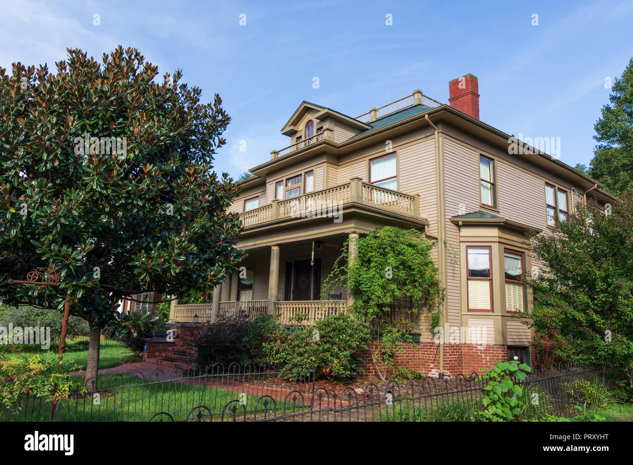 JONESBOROUGH, TN, Stati Uniti d'America-9/29/18: l'elegante a due piani clapboard facciate Fink casa sulla strada principale nel centro storico di Jonesborough. Costruito nel 1914. Foto Stock