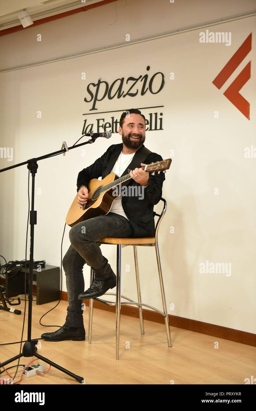 Federico Zampaglione visto esibirsi live durante il suo nuovo album fino a qui lancio a LaFeltrinelli. Un cantante italiano, cantautore, Federico Zampaglione un frontman dei Tiromancino. Foto Stock