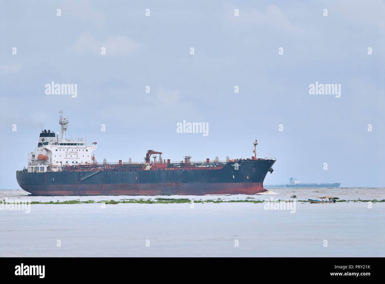 Queretaro, ver/MESSICO - Settembre 28, 2018: 'Tampico' olio e chimichiera nave entra il fiume al Pajaritos terminale logistico Foto Stock