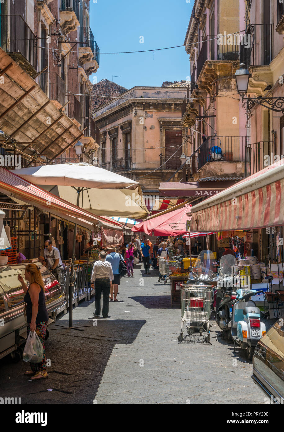 Il colorato e vivace mercato di Catania su una mattina d'Estate in Sicilia Il sud dell'Italia. Foto Stock