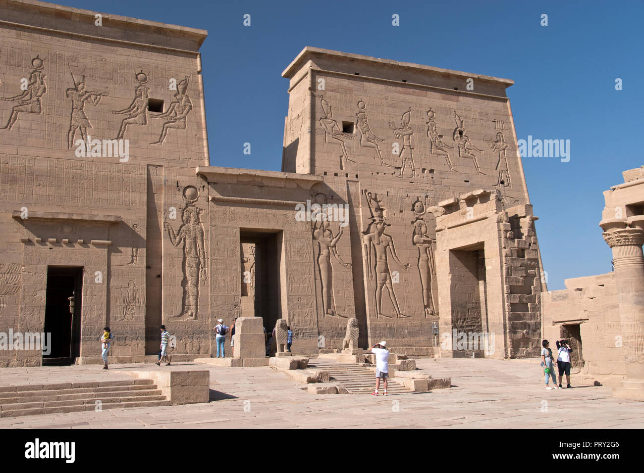 Il Tempio di Iside a Philae, trasferito dall'UNESCO di Isola di Agilkia dovute alle inondazioni del Nilo causata da la vecchia diga di Assuan, Aswan, Egitto. Foto Stock