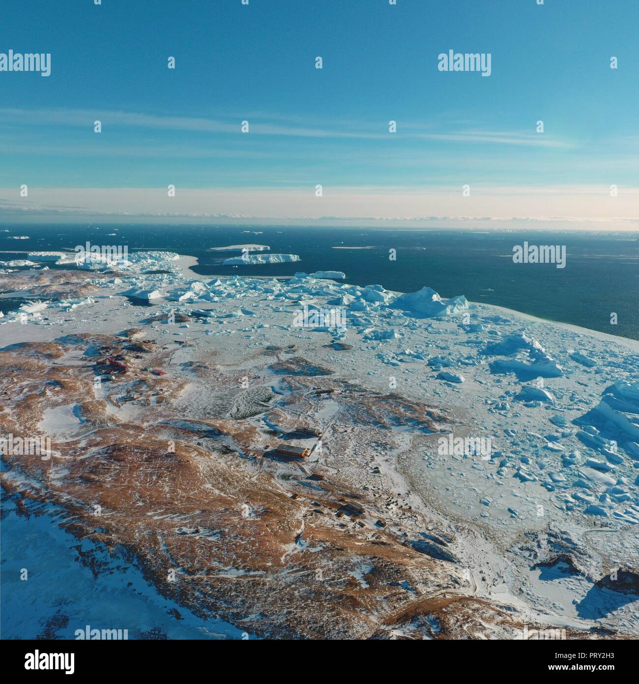 Panorama e solo aria. Su ghiaccio floes, la natura e il paesaggio antartico. Sunrise, giorno del tramonto. Foto Stock