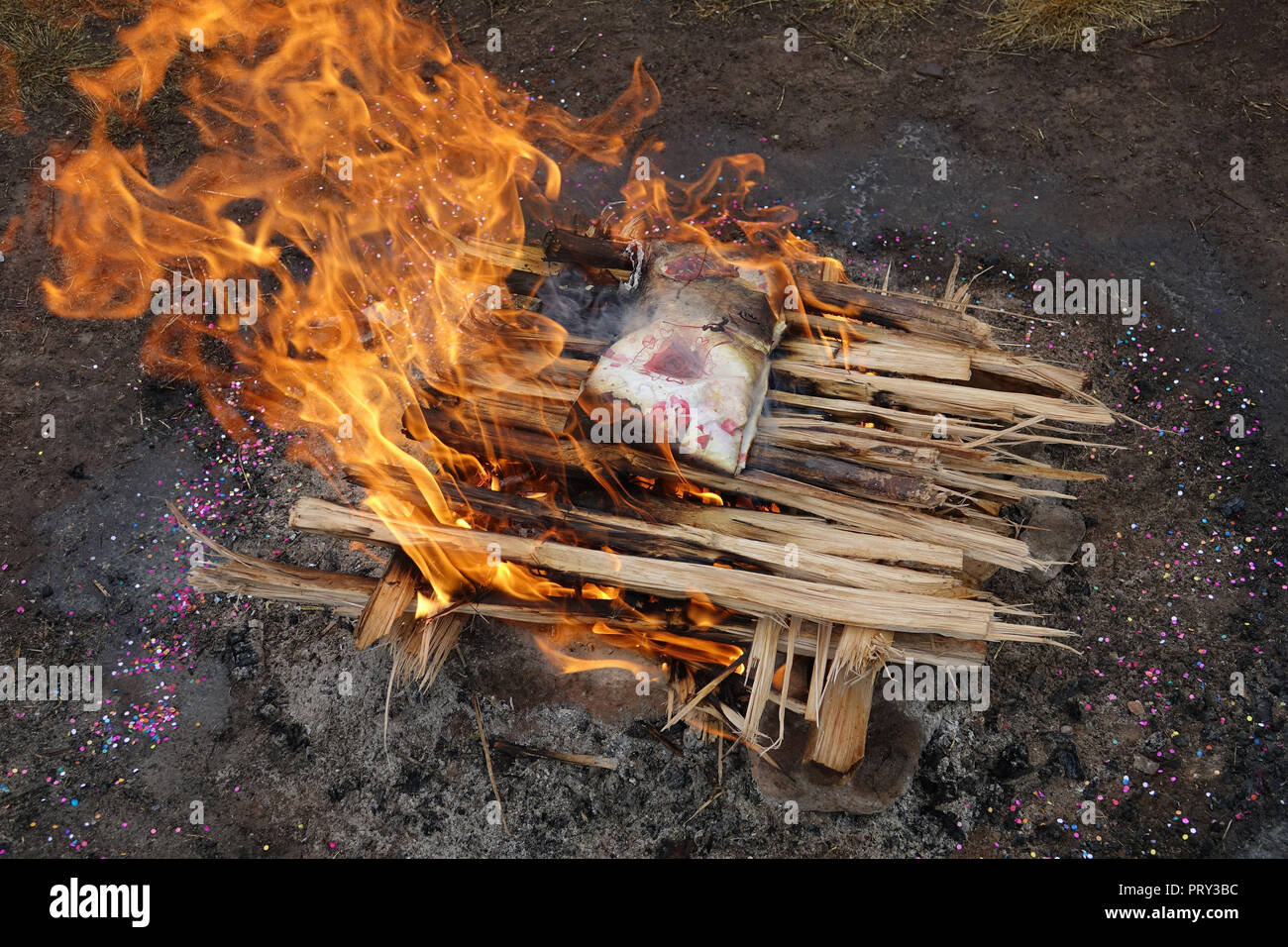 Sciamano peruviano è offerta venga bruciato come sacrificio Foto Stock