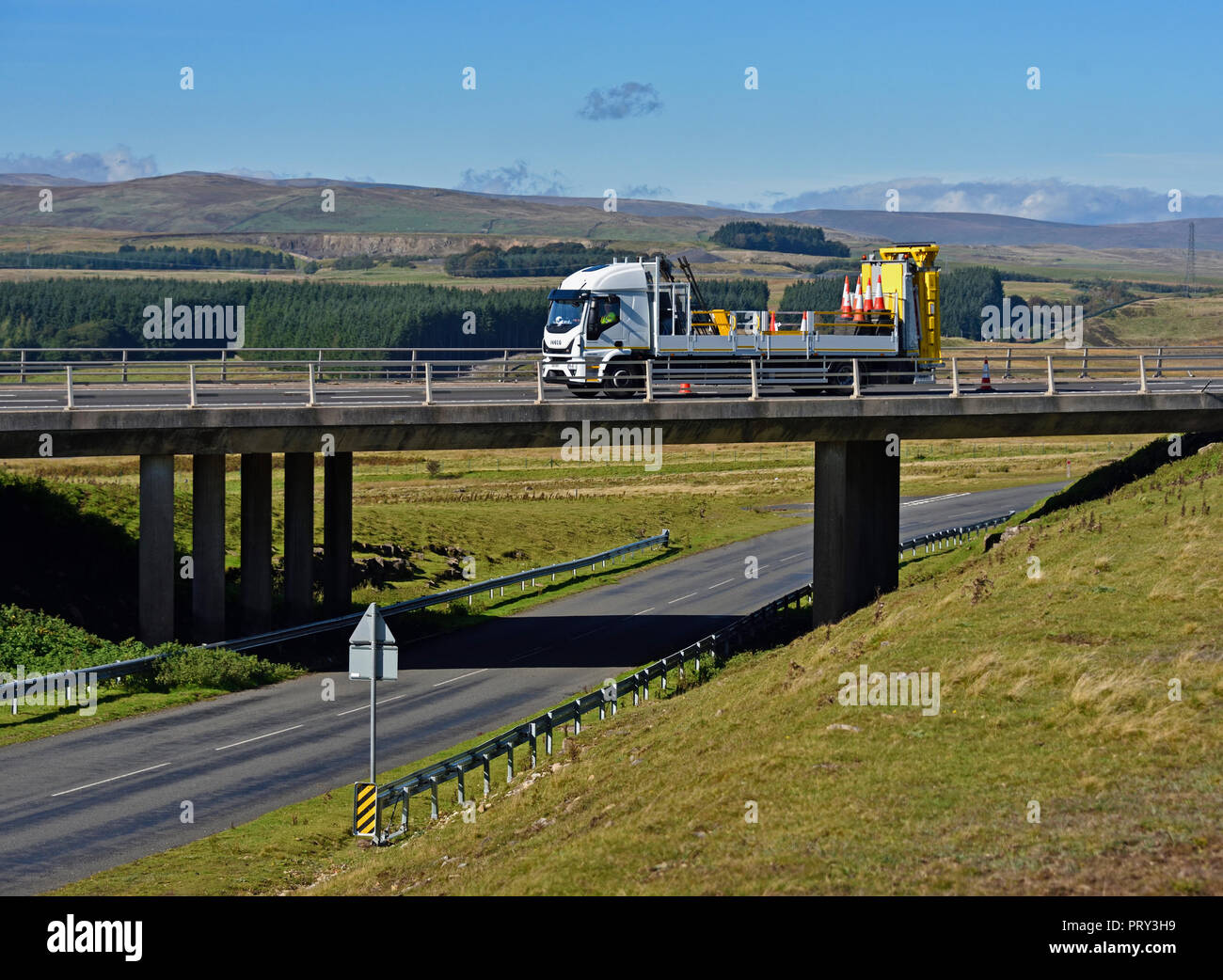 Manutenzione autostradale veicolo sul ponte. La M6 Southbound carreggiata, Shap, Cumbria, England, Regno Unito, Europa. Foto Stock