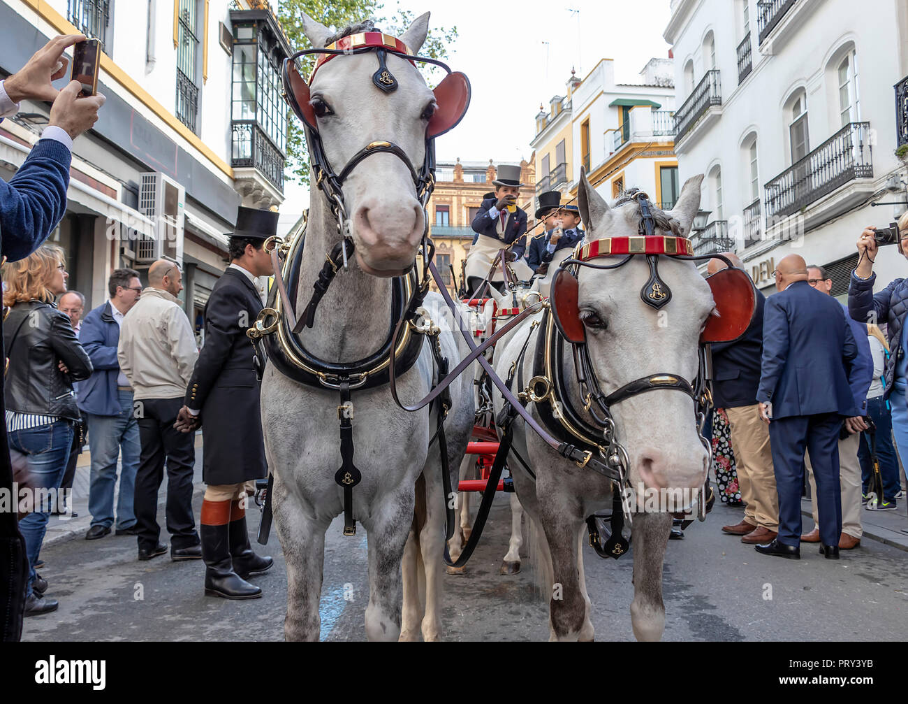 Siviglia, Spagna - 15 Aprile 2018: Pony carrozza, azionati da bambini di Siviglia fiera di aprile (feria de abril de Sevilla) Foto Stock