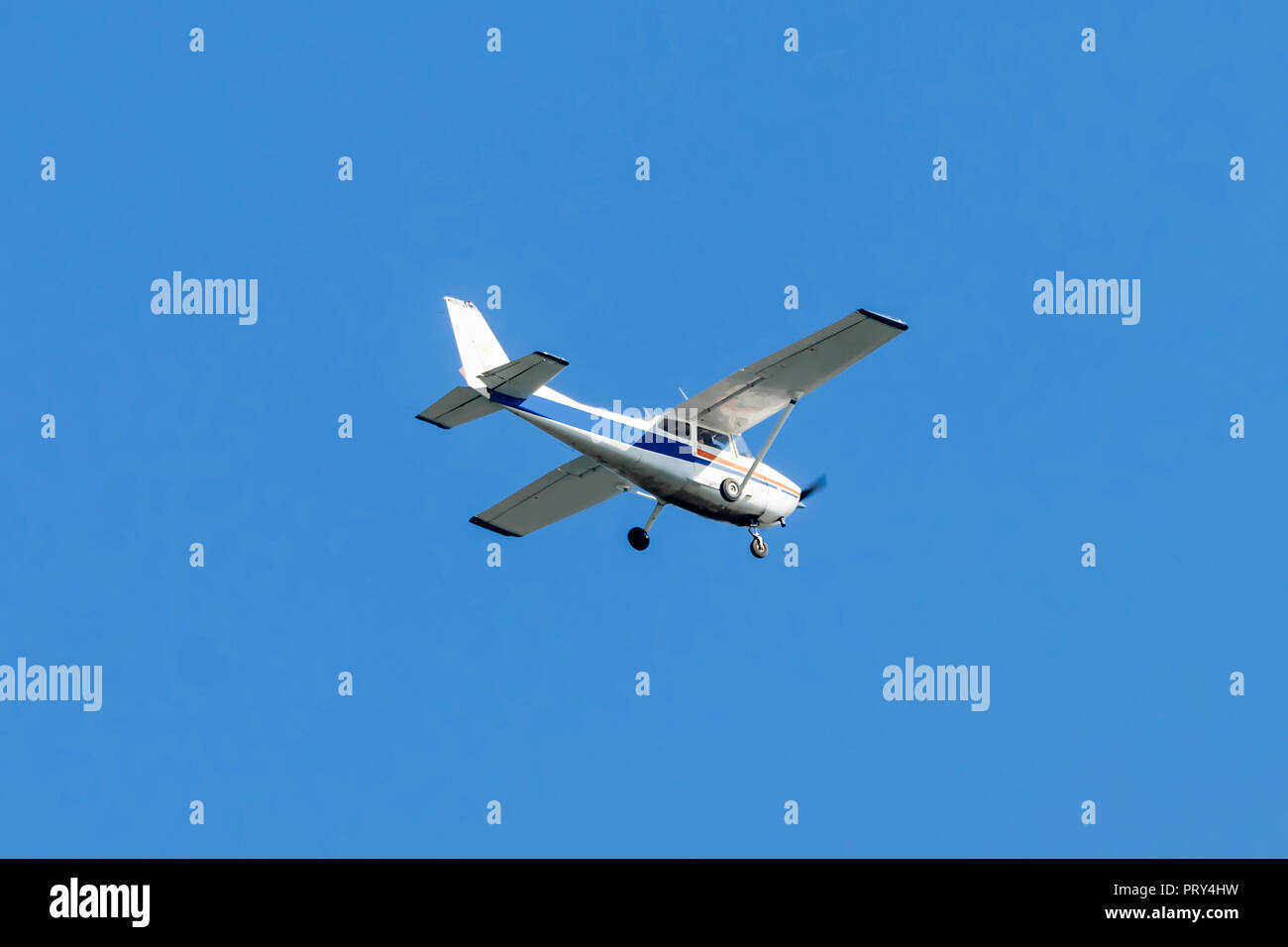 Unica luce di propulsori aerei volando su un cielo blu chiaro Foto Stock