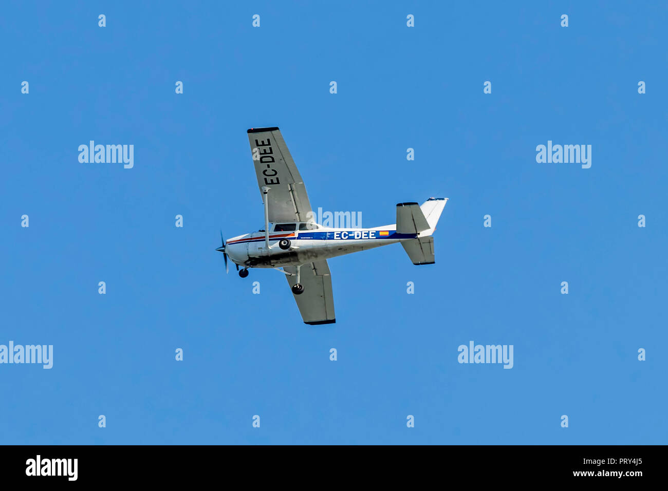 Huelva, Spagna - 21 Gennaio 2018: propulsori singolo aeromobile leggero sorvolare i cieli di Huelva in un cielo blu chiaro Foto Stock