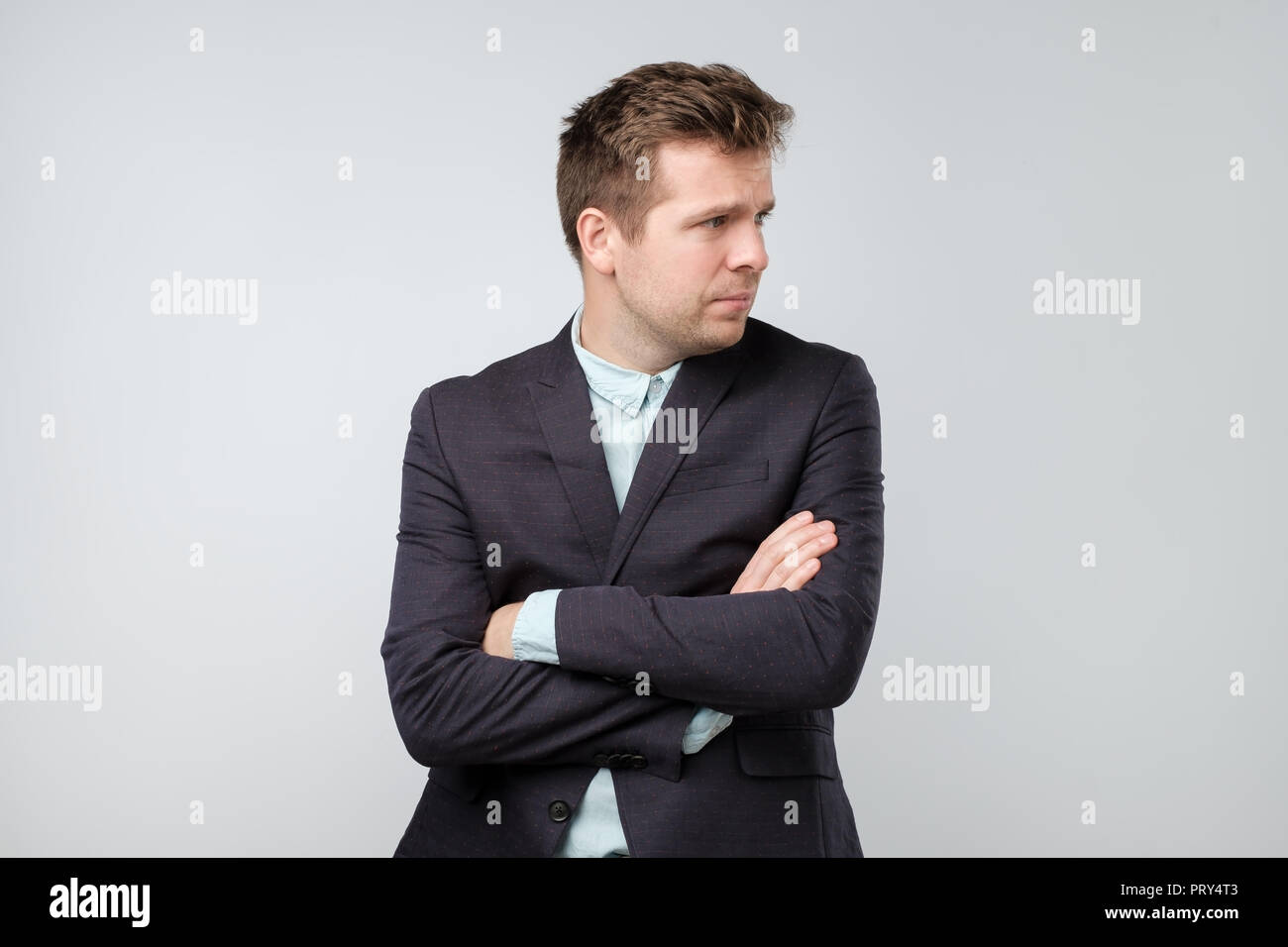 Close up ritratto di offeso giovane in tuta, guardando verso il basso, di sentirsi colpevole di problemi di relazione Foto Stock