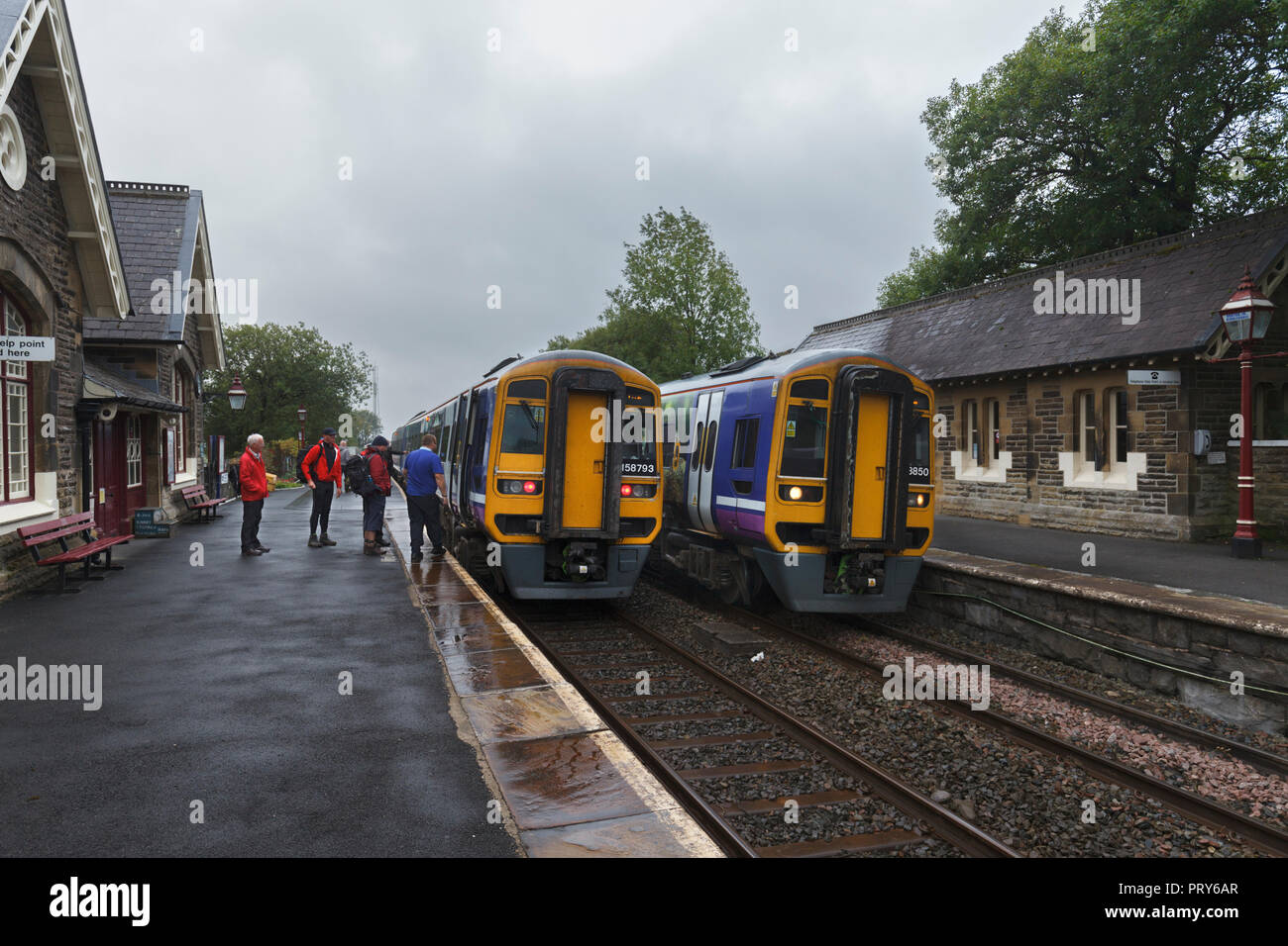 2 Nord classe rampa 158 sprinter treni a Horton in Ribblesdale stazione da stabilirsi a Carlisle linea ferroviaria Foto Stock
