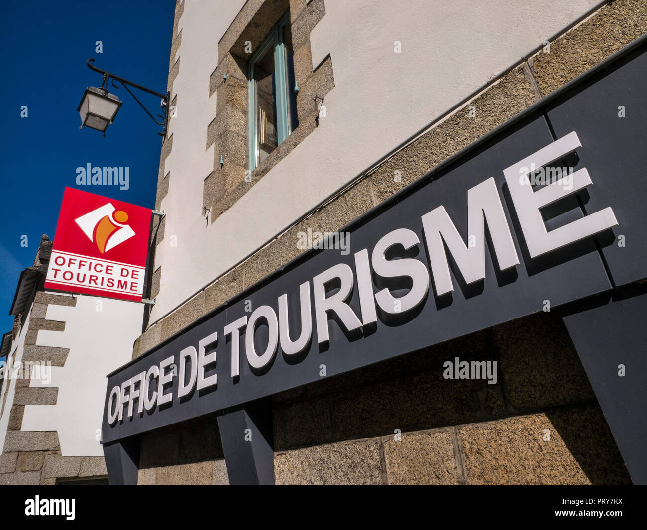 Turista francese di Office (Office de Tourisme) in Pont-Aven con i più recenti logo di branding Pont-Aven Brittany Finisterre Francia Foto Stock