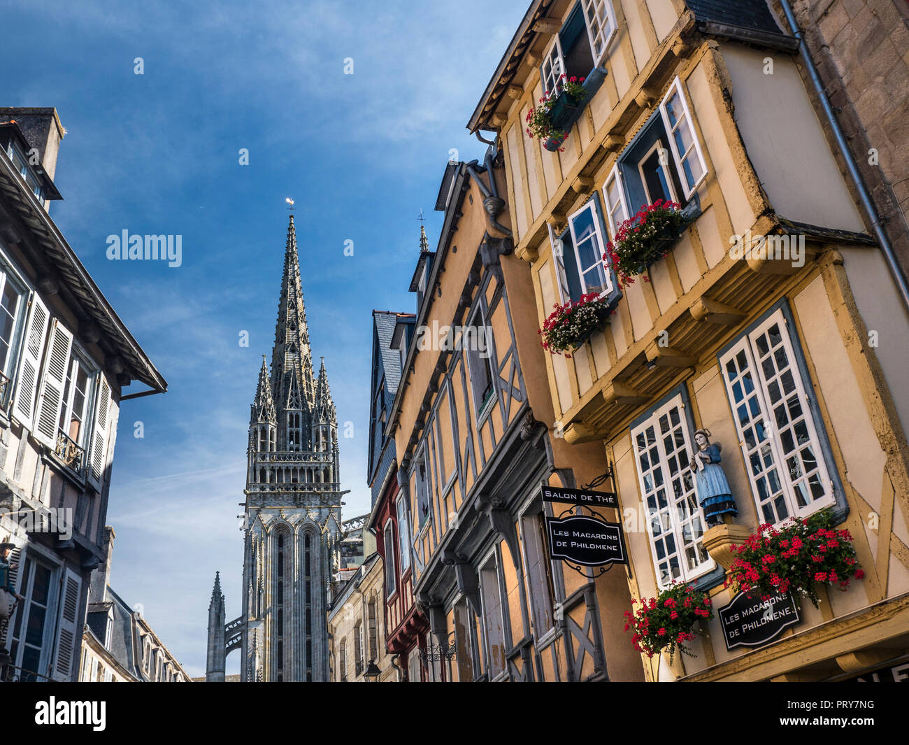 Quimper metà medievali con travi di legno vecchio e storico quartiere di shopping guglia della cattedrale in background Quimper Bretagna Bretagne Finisterre Francia Foto Stock Quimper metà medievali con travi di legno vecchio e storico quartiere di shopping guglia della cattedrale in background Quimper Bretagna Bretagne Finisterre Francia Foto Stock