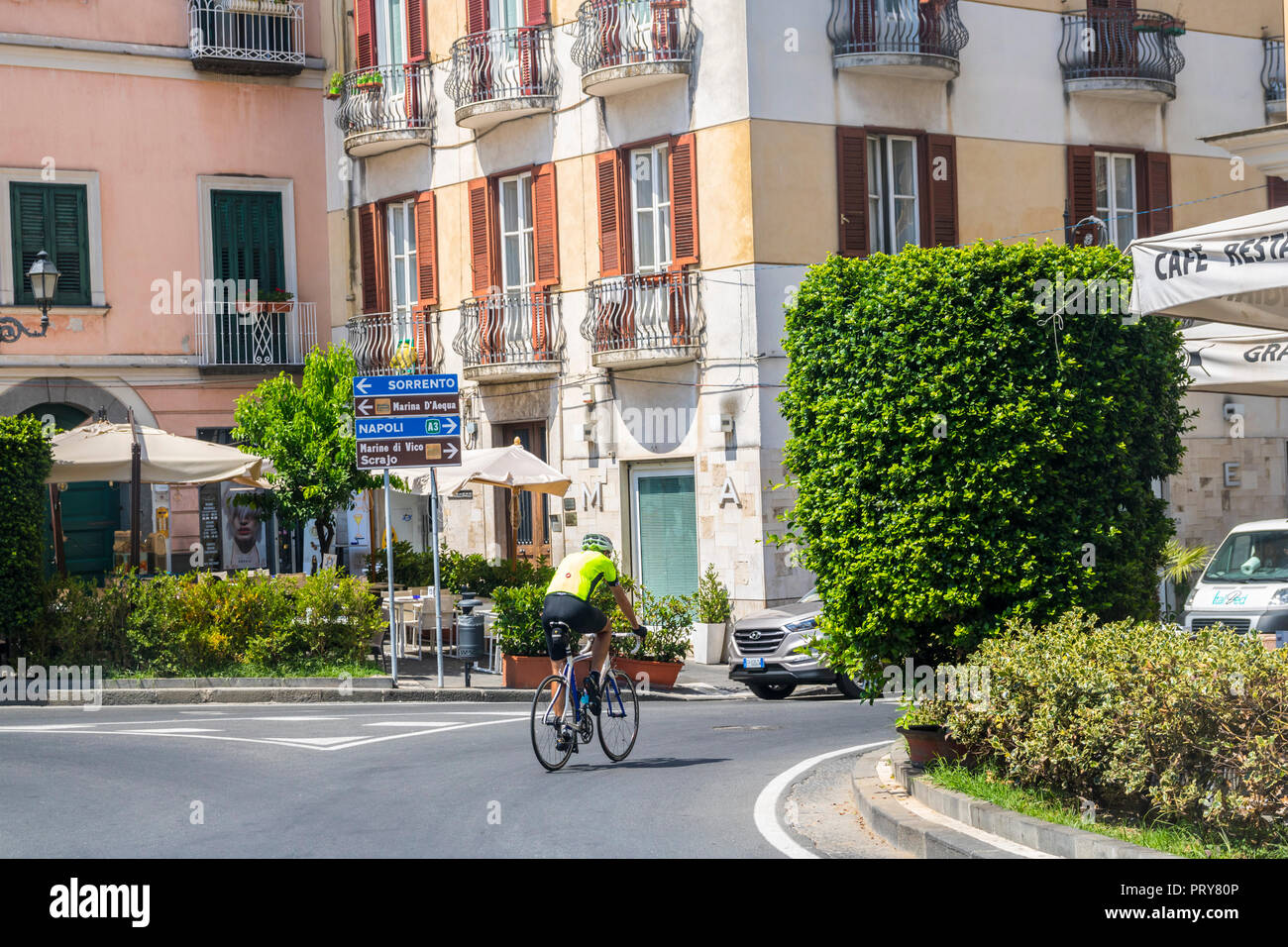 Umberto I Square, Vico Equense Centro, Sorrento Napoli Italia, italiano cartelli stradali, ciclista, vacanze estive concetto, giornata calda Foto Stock