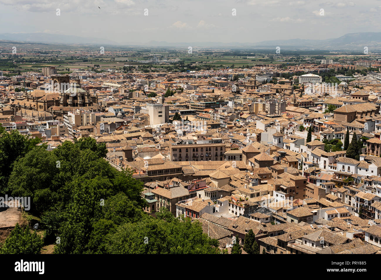 Viste sulla città di Granada dalle pareti della Alcazaba con la cattedrale sulla sinistra Foto Stock