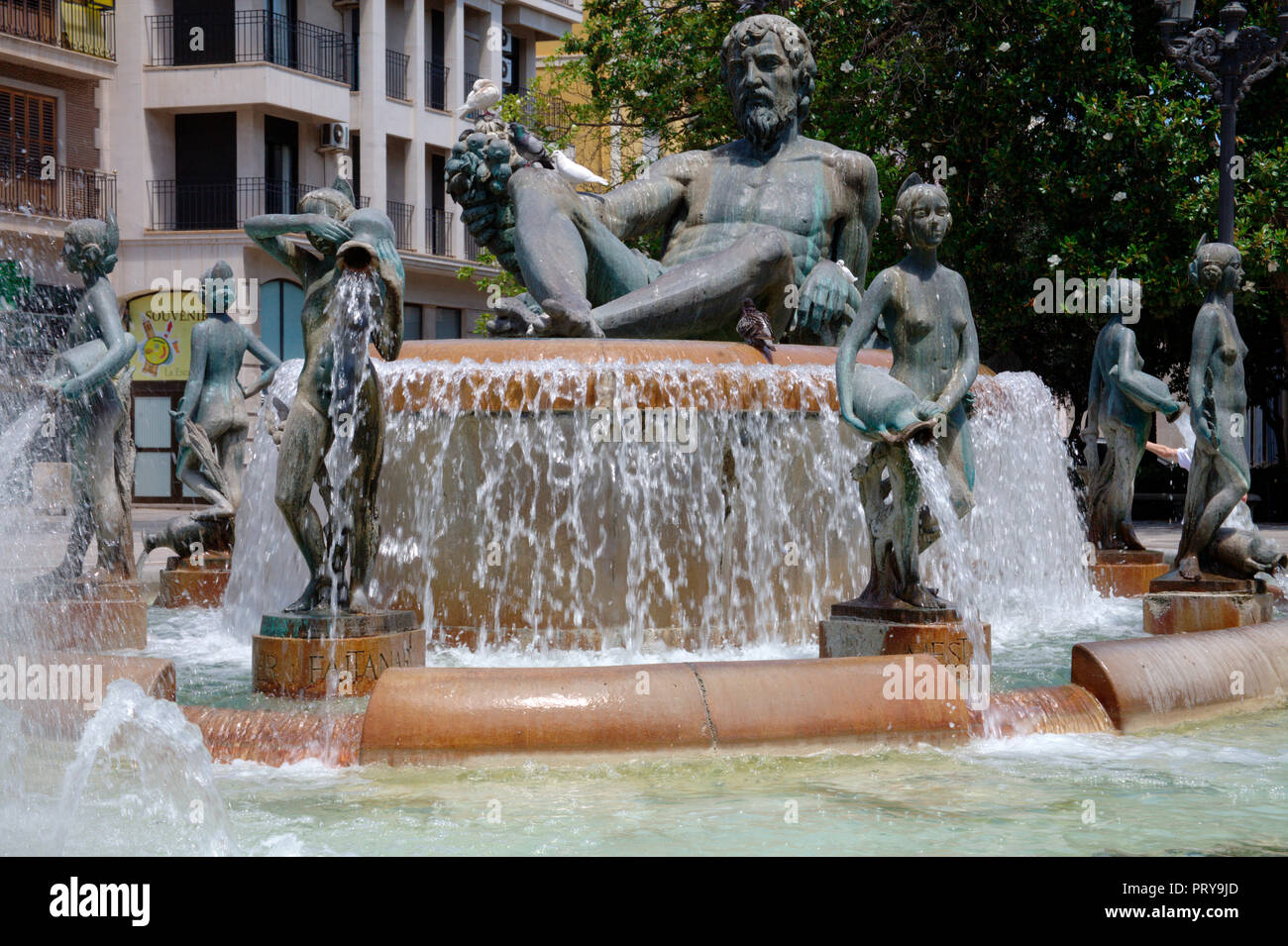 Fontana la Fuente del Turia sulla Plaza de la Virgen di Valencia, Spagna Foto Stock