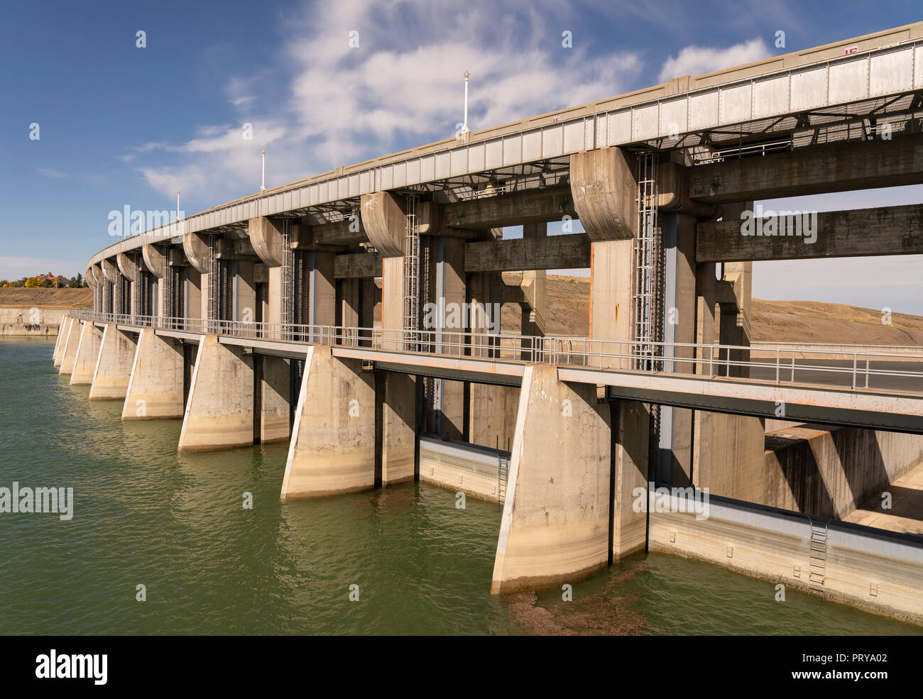 Un calcestruzzo stramazzo per Fort Peck diga sul fiume Missouri nel Montana. Foto Stock