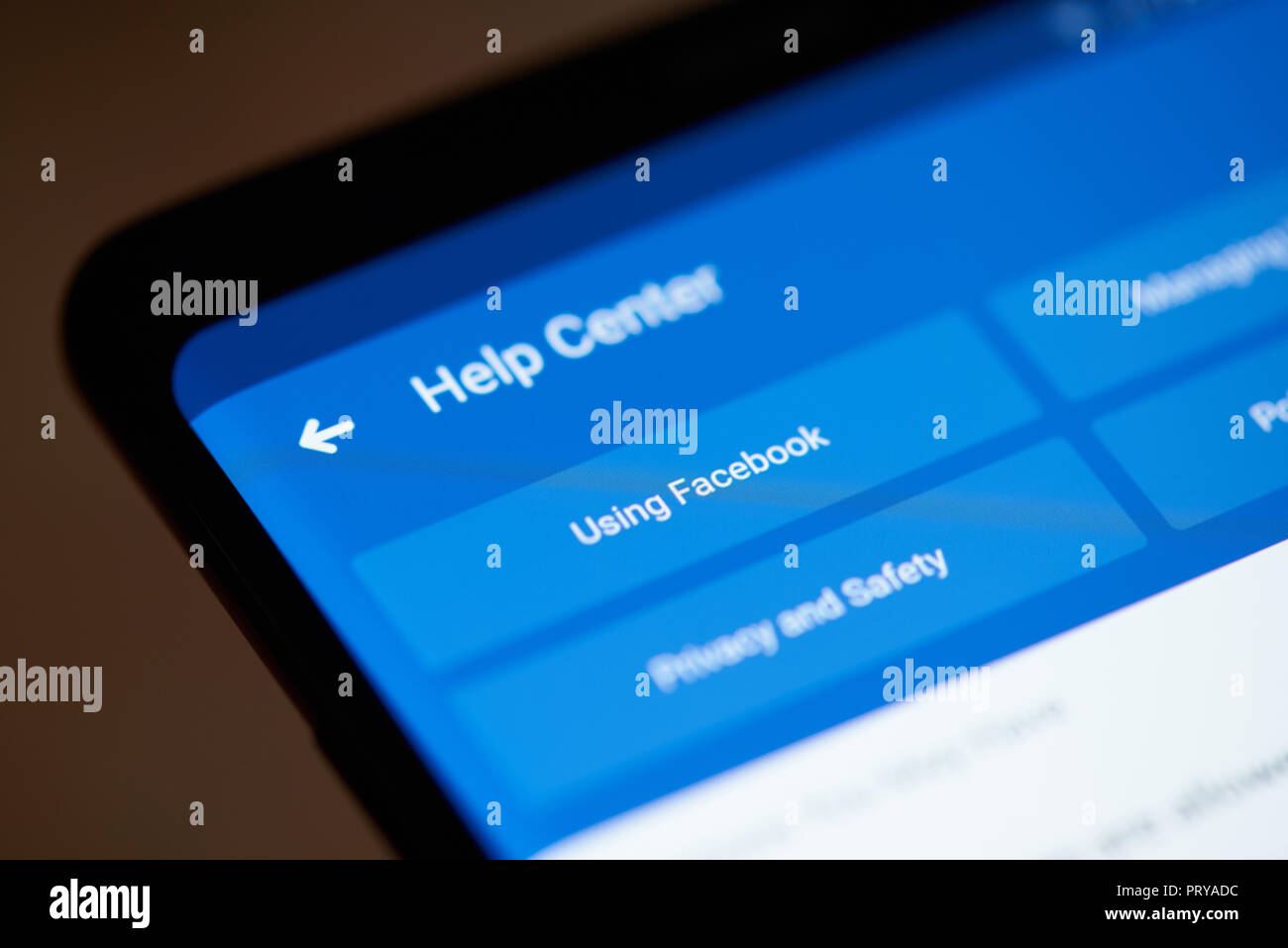 New york, Stati Uniti d'America - 4 ottobre 2018: Help Center in facebook sulla schermata dello smartphone vicino la vista Foto Stock