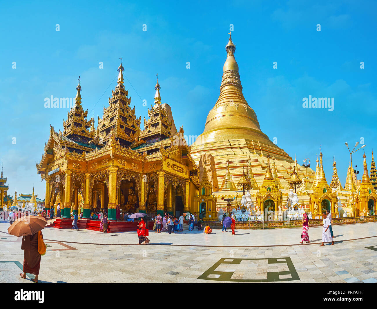 YANGON, MYANMAR - 27 febbraio 2018: il grande complesso architettonico di Shwedagon pagoda con il gigante golden stupa e capolavoro immagine Kakusandha Hou Foto Stock
